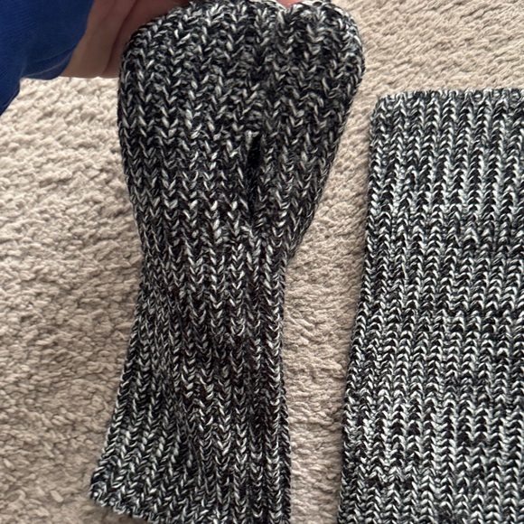 Rebecca Minkoff Knit Hat + Fingerless gloves - Picture 3 of 4